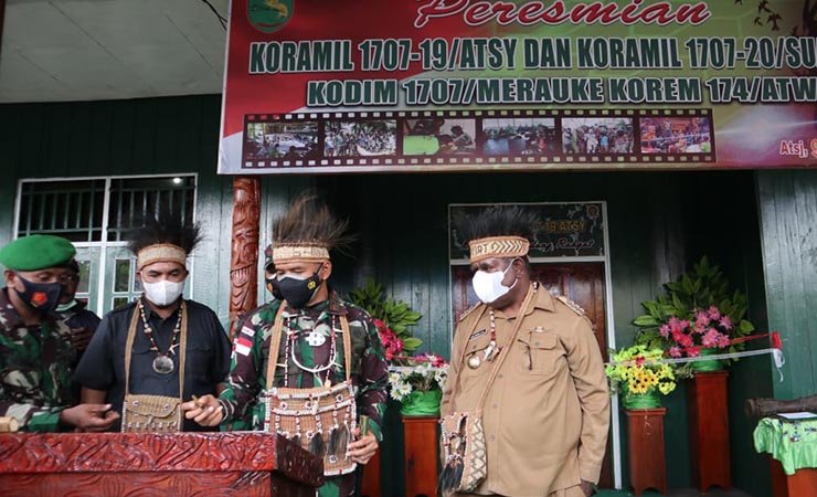 PERESMIAN | Danrem 174/ ATW Merauke Brigjen TNU Bangun Nawoko didampingi Bupati Asmat Elisa Kambu meresmikan Koramil Atsji dan Suator, Jumat (9/4/2021). (Foto: Fagi/Seputarpapua)