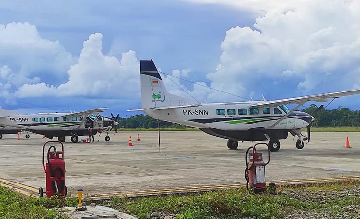 PESAWAT | Pesawat Smart Aviation yang mengangkut penumpang dari Beoga ke Timika saat parkir di Bandara UPBU Mozes Kilangin. (Foto: Muji/Seputarpapua)