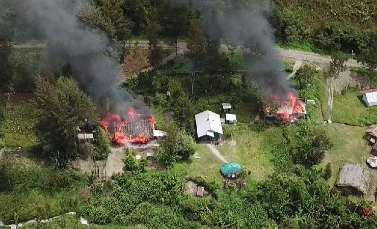 DIBAKAR | 2 unit rumah di Kampung Onggolan, Distrik Beoga, Kabupaten Puncak, Papua diduga dibakar KKB, Selasa (13/4/2021). (Foto: Ist/Seputarpapua)
