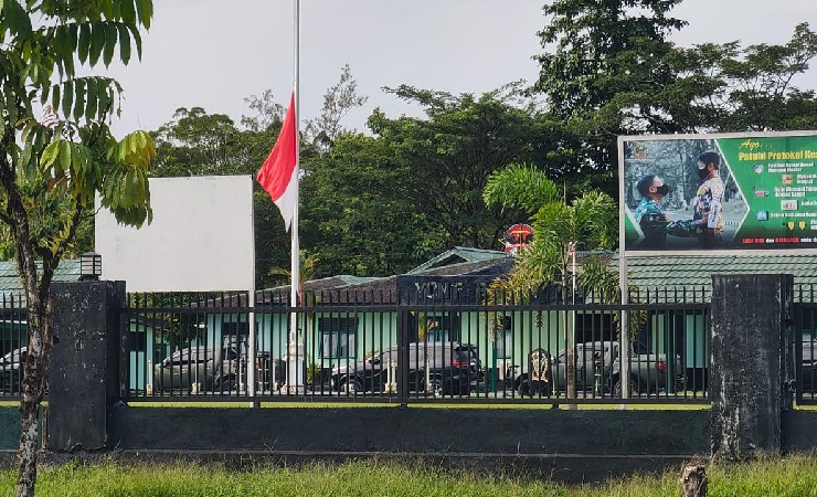 DUKA | Bendera Merah Putih dikibarkan setengah tiang di Markas Batalyon Raider 754/ENK sebagai tanda berduka dan menghormati gugurnya Kepala BIN Daerah Papua, Brigjen TNI IGP Danny Nugraha Karya, Senin (26/4/2021). (Foto: Saldi/Seputarpapua)