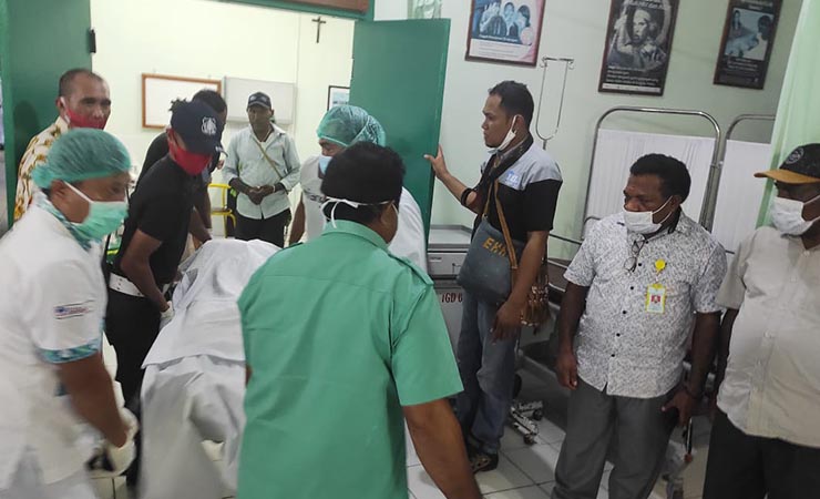 JENAZAH - Jenazah Ketua DPRD Mimika Robby Omaleng saat dikeluarkan dari ruang Instalasi Gawat Darurat (IGD) RSMM. (Foto : Muji/SP)