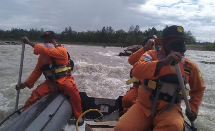 PENCARIAN | Tim SAR menyusuri sungai melakukan melakukan pencarian terhadap warga yang dilaporkan hilang pada 12 April 2021. (Foto: Humas Basarnas Timika)