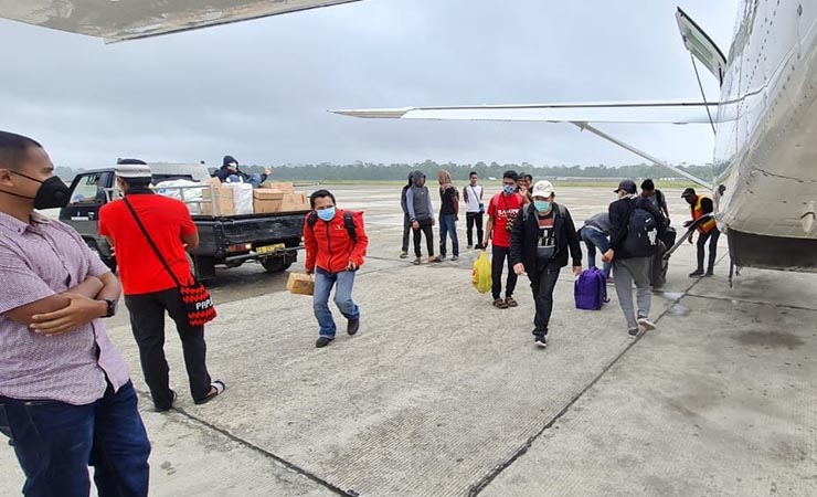 EVAKUASI | Proses evakuasi warga Beoga ke Timika yang mengungsi akibat serangkaian peristiwa kriminalitas terjadi di Distrik Beoga, Kabupaten Puncak, Papua. (Foto: Ist/Seputarpapua)