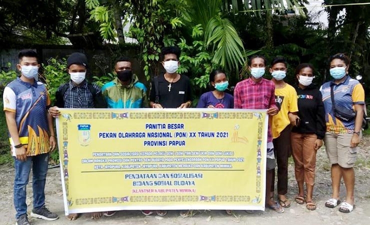 PENDATAAN | Foto bersama pada kegiatan pendataan dan sosialisasi terhadap pelaku seni yang dilakukan PB PON XX melalui Bidang Sosial dan Budaya. (Foto: Istimewa/Seputarpapua)