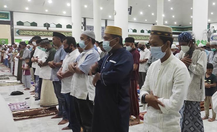 SALAT - Jamaah Masjid Agung Babussalam melaksanakan Salat Tarawih secara berjamaah dengan menerapkan Protokol Kesehatan. Foto: Muji/Seputarpapua