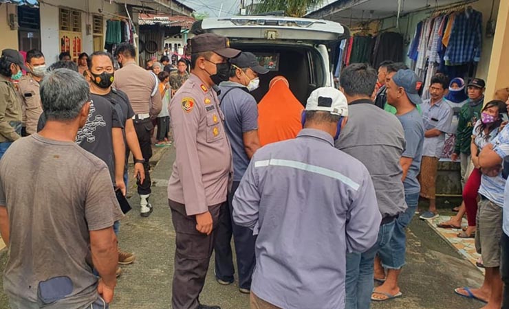 RESPON TKP | Polisi merespon ke TKP tangani kasus seorang warga yang ditemukan meninggal di kamar dalam keadaan tergantung di ayunan, Senin (12/4/2021). (Foto: Ist/Seputarpapua)