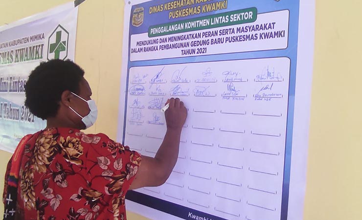 TANDATANGAN | Seorang warga di Distrik Kwamki Narama menandatangani dukungan pembangunan Puskesmas baru. (Foto: Muji/Seputarpapua)