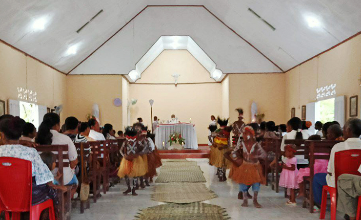 MISA - Suasana misa Kamis Putih di Gereja Santo Stevanus SP 6. (Foto: Kristin Rejang/Seputarpapua)