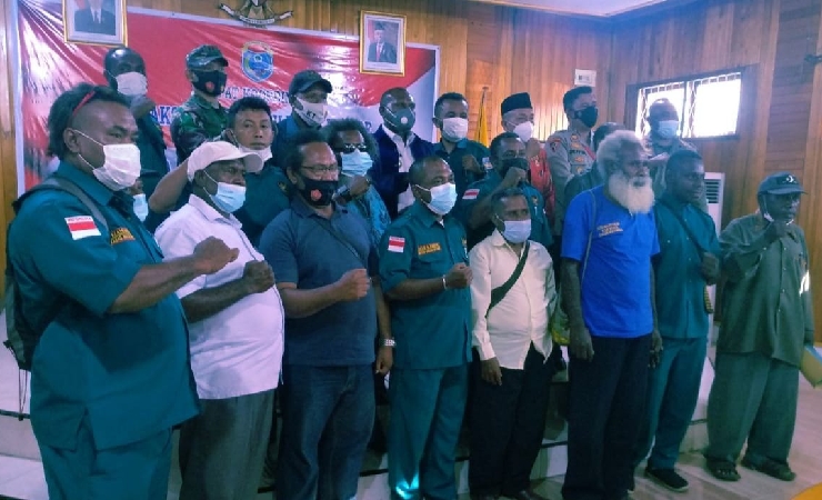 TOKOH | Para tokoh masyarakat adat dalam pertemuan penyampaian aspirasi terkait pelaksanaan PSU Pilkada Nabire, pada Jumat, 16 April 2021. (Foto: Ist/Seputarpapua)
