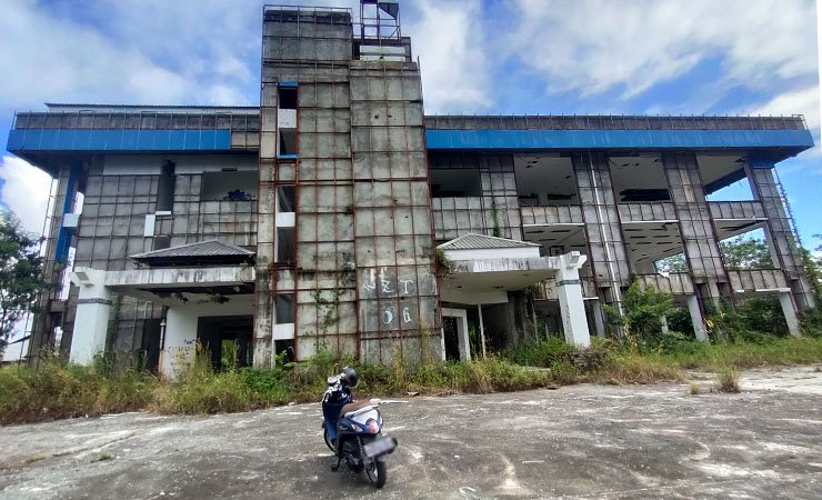 Kondisi gedung perpustakaan daerah Kabupaten Mimika di dekat graha Eme Neme Yauware, Kota Timika, Selasa (6/4/2021). Foto: Sevianto Pakiding / Seputarpapua