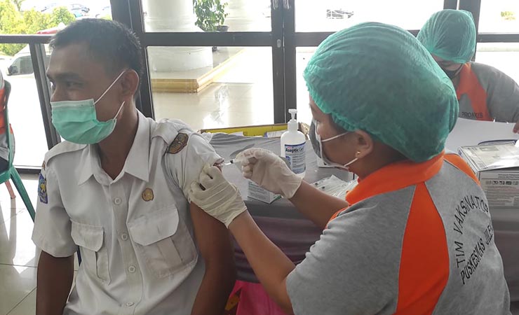 VAKSINASI | Salah satu ASN di lingkup Pemkab Mimika mendapat suntikan vaksin dari tenaga medis. (Foto: Muji/Seputarpapua)