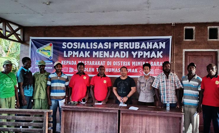 SOSIALISASI | Foto bersama usai Sosialisasi perubahan LPMAK ke YPMAK di Balai Kampung Apuri Rabu (15/4/2021) (Foto: Kristin Rejang/Seputarpapua)