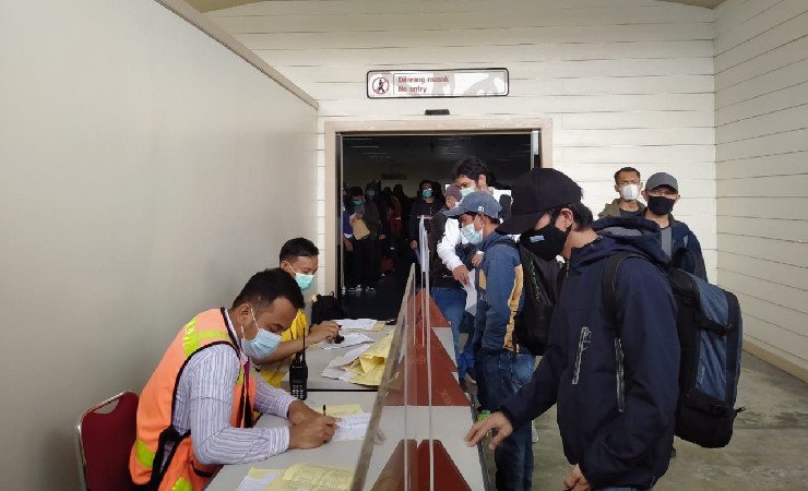 PENUMPANG | Penumpang yang baru tiba di terminal sisi selatan Bandara Mozes Kilangin Timika. Selasa (18/5/2021). (Foto: Anya Fatma/Seputarpapua)