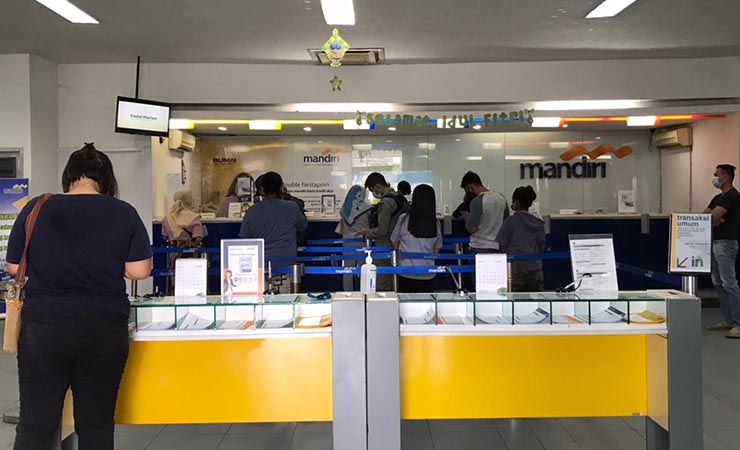 TRANSAKSI | Masyarakat melakukan transaksi di Bank Mandiri Cabang Timika. (Foto: Anya Fatma/Seputarpapua)