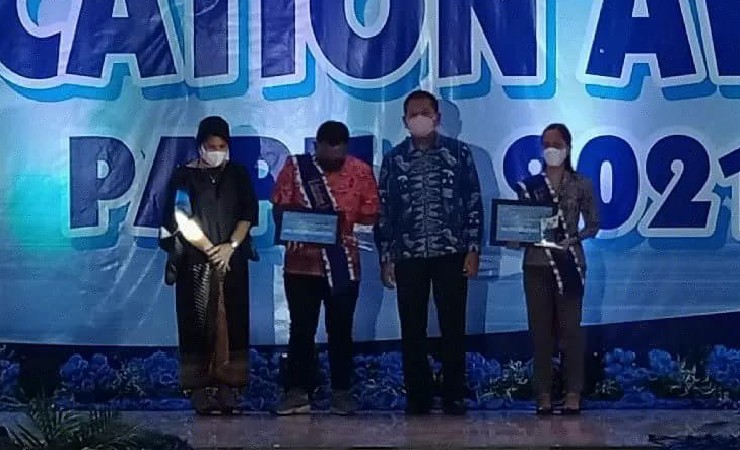 Wakapolda Papua Brigjen Eko menyerahkan penghargaan Education Award untuk dua guru korban penembakan KKB, Oktovianus Rayo dan Yonathan Renden, pada perayaan Hari Pendidikan Nasional 2 Mei 2021. (Foto: Antara News Papua/Muhsidin)