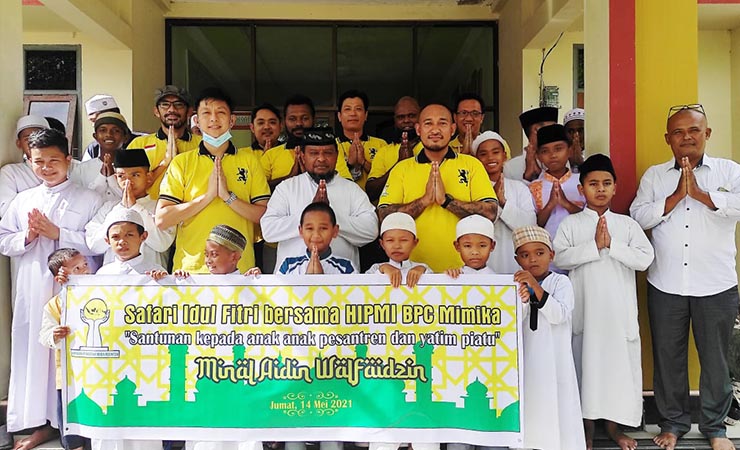 BERBAGI | Pengurus HIPMI BPC Mimika foto bersama anak-anak Panti Asuhan Al-Amin Hidayatullah. (Foto: Ist/Seputarpapua)