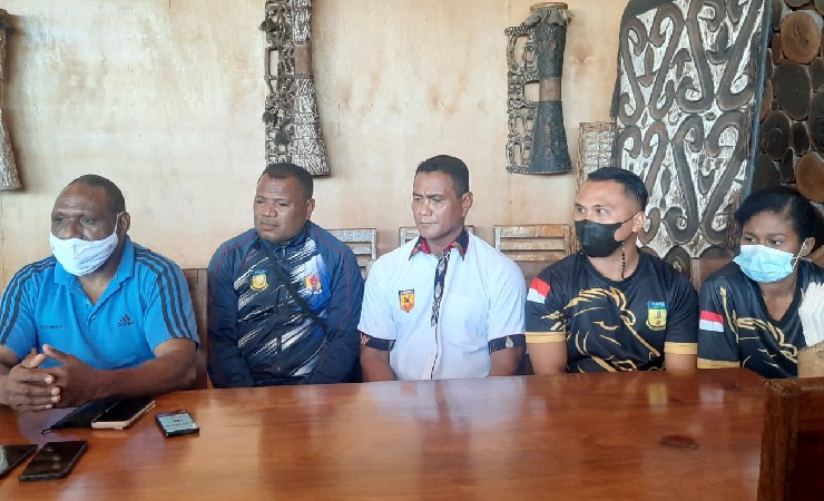 KETERANGAN PERS | Jajaran pelatih dan atlet Forki PON Papua saat memberikan keterangan pers. (Foto: Vidi/ Seputarpapua)