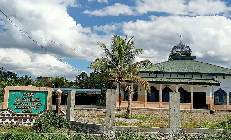 Masjid Istiqlal, Kampung Bhintuka SP-13 yang menjadi tempat ibadah Ismi dan suami selama tinggal di Timika. (Foto: Kristin Rejang/Seputarpapua)