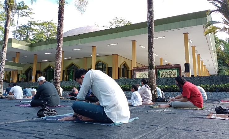 SALAT | Suasana salat id di Masjid Baiturahim Kuala Kencana. (Foto: Ist for Seputarpapua)