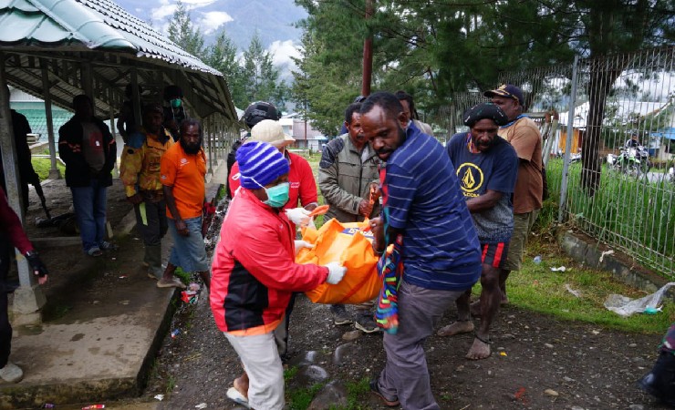 EVAKUASI | Jenazah ajudan Lesmin Waker saat di evakuasi ke Puskesmas Ilaga, Puncak, Papua. (Foto: Humas Ops Nemangkawi)