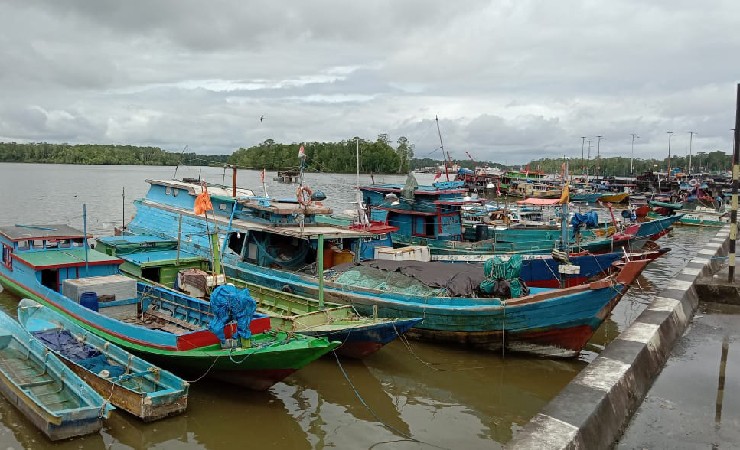 KAPAL IKAN | Sejumlah kapal ikan terparkir di Pelabuhan Pendaratan Ikan (PPI) Poumako, Timika. (Foto: Yandri/Seputarpapua)