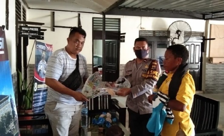 PENYERAHAN | Penyidik Polsek Mimika Baru menyerahkan pelaku penikaman bersama barang bukti pisau kepada petugas Polsek Kuala Kencana, Rabu (19/5/2021). (Foto: Ist/Seputarpapua)