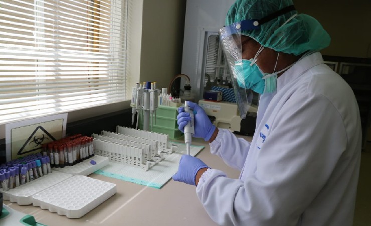 PERIKSA | Petugas kesehatan PTFI saat melakukan pemeriksaan tes rapid antigen di basecamp. (Foto: Ist/Seputarpapua)