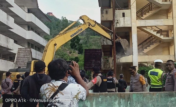 PENERTIBAN | Pengosongan dan penertiban asrama dan rusunawa Universitas Cenderawasih di Jayapura menuai pro kontra. (Foto: Ist/LBH Papua)