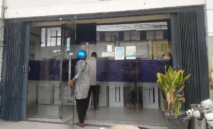 ATM | Salah satu ATM milik Bank Mandiri di Jalan Hasanudin, Timika. (Foto: Anya Fatma/SeputarPapua)