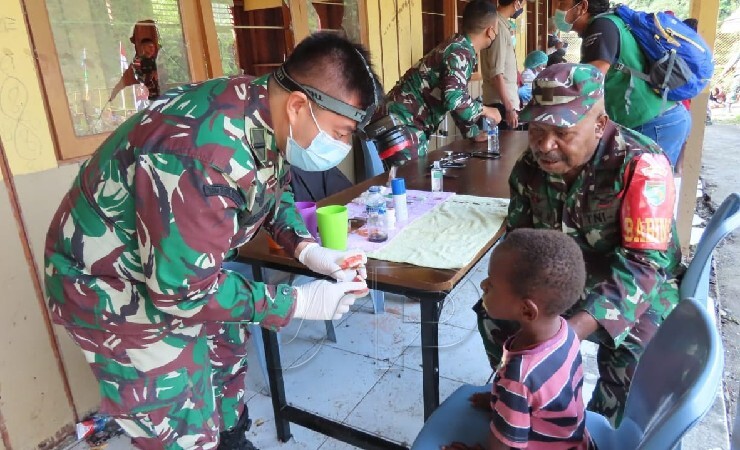 KEGIATAN | Kogabwilhan III mengadakan kegiatan bakti sosial dan pengobatan massal di Kampung Banti II, Distrik Tembagapura, Mimika, Papua, pada Kamis (27/5/2021). (Foto: Ist/Seputarpapua)