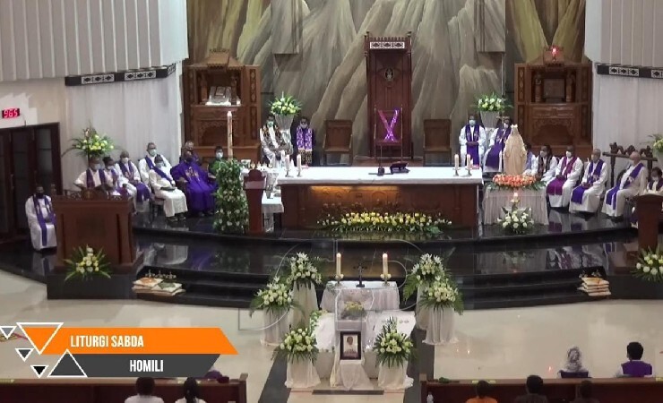 Jenazah Pastor Santon Tekege ketika disemayamkan di Gereja Katedral Tiga Raja Timika sebelum pemakaman pada Sabtu (29/5/2021). (Foto: YouTube Gereja Katedral Tiga Raja)