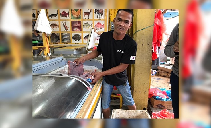 PENJUAL | Salah satu penjual saat menunjukkan daging sapi yang dijual. (Foto: Anya Fatma/Seputarpapua)