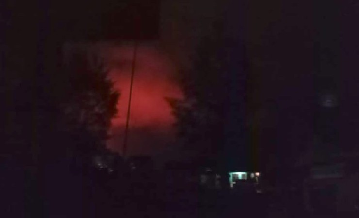 TERBAKAR | Aksi pembakaran rumah warga yang diduga dilakukan KKB pimpinan Lerrymayu di Kampung Kimak, Distrik Ilaga, Kabupaten Puncak, Papua, Jumat (7/5/2021) malam. (Foto: Satgas Humas Ops Nemangkawi)