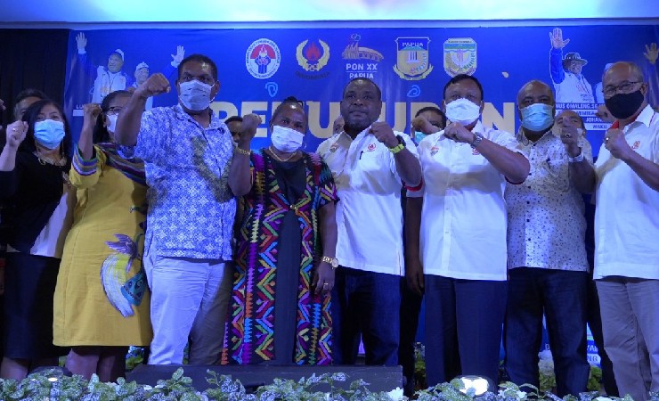 SEMANGAT | Para peserta Penutupan Rapat Koodinasi Teknis Bidang I menyerukan yel-yel tanda semangat hadapi PON XX Papua di Mimika. (Foto: Yonri/Seputarpapua)