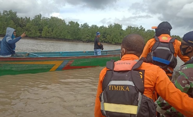 PENCARIAN | Tim SAR gabungan saat proses pencarian korban Longboat terbalik di perairan Kampung Sawaerma, Asmat, Papua. (Foto: Humas SAR Timika)