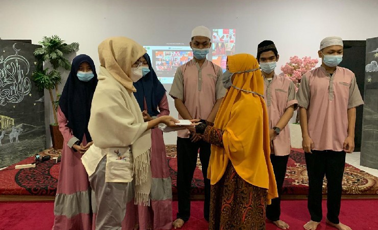 SANTUNAN | Penyerahan santunan secara simbolik kepada anak-anak yatim-piatu di Yayasan Cahaya Alam Bekasi. (Foto: Humas Freeport)