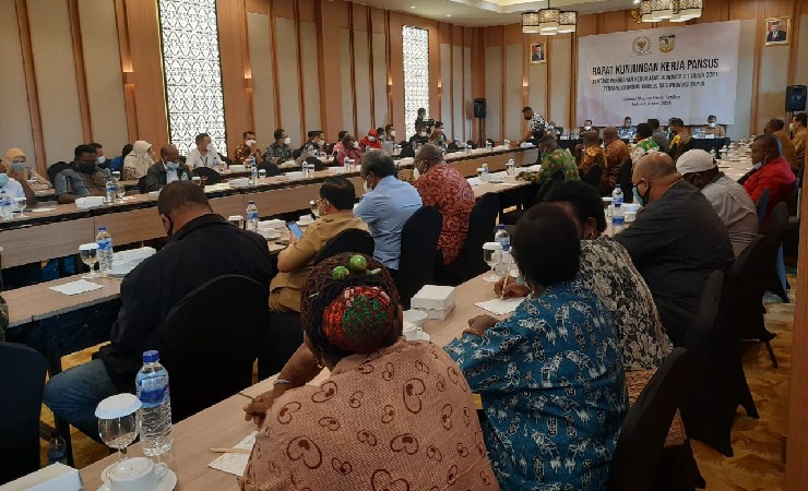 RAPAT | Suasana rapat Kunjungan Kerja Pansus tentang perubahan kedua atas Undang - Undang nomor 21 Tahun 2001 tentang Otonomi Khusus bagi Provinsi Papua. Foto: Kristin Rejang/Seputarpapua