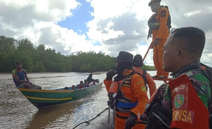 PENCARIAN | Proses pencarian korban Linus yang dilaporkan hilang akibat perahu terbalik dihantam ombak di perairan muara Atsj, Kabupaten Asmat, Papua. (Foto: Humas SAR Timika)