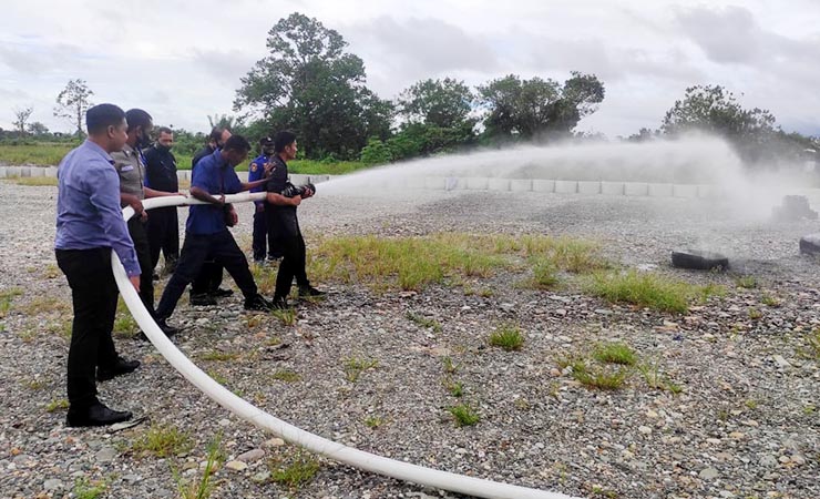 PADAM | Karyawan Hotel Grand Mozza Timika saat memperagakan penggunaan hidran dalam proses pemadaman api. (Foto: Muji/Seputapapua)