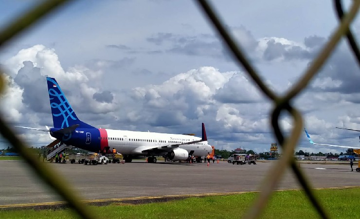 PARKIR | Maskapai Sriwijaya Air saat parkir di Bandara Mozes Kilangin Timika. (Foto: Anya Fatma/Seputarpapua)