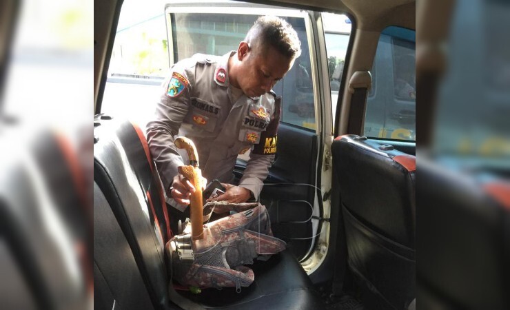 BARANG BUKTI | Sebilah badik diamankan polisi dari TKP penikaman seorang perempuan di penginapan. (Foto: Polsek Miru)