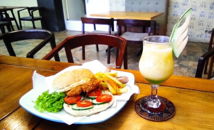 MENU | 'Cheese katsu burger' dan 'honeydew smoothies' mewarnai promo menu makanan dan minuman di Hotel Horison Ultima Timika. (Foto: Muji/Seputarpapua)
