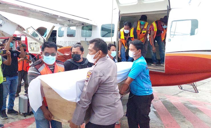 Jenazah Habel Halenti, korban penembakan KKB di Puncak, Papua tiba di Bandara Mozes Kilangin, Sabtu (5/6/2021). (Foto: Aditra/Seputarpapua)
