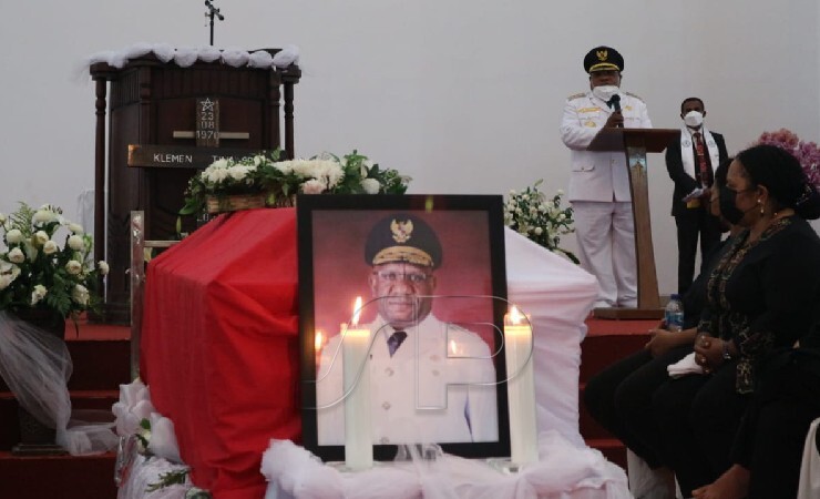 IBADAH | Suasanan ibadah pemberkatan jenazah Klemen Tinal di Timika, Senin (24/5/2021). (Foto: Yonri/Seputarpapua)