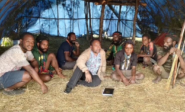 Ketua Komnas HAM Papua Frits Ramandey saat menemui warga pengungsi di Ilaga, Kabupaten Puncak. (Foto: Komnas HAM Papua)