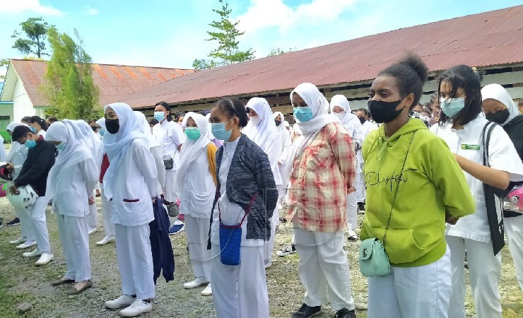 ARAHAN | Siswa SMK Negeri 3 Mimika mendengarkan arahan dari Kepala Sekolah. (Foto: Anya Fatma/Seputarpapua)