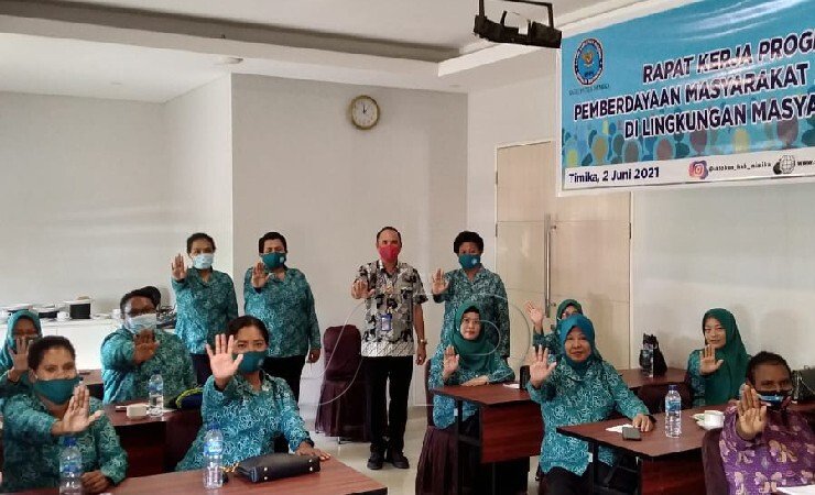 STOP | Peserta program pemberdayaan masyarakat anti narkoba yang digelar BNNK Mimika menyatakan 'Stop' terhadap peredaran narkotika. (Foto: Ist/Seputarpapua)