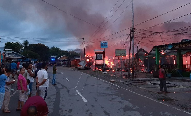 KEBAKARAN | Kebakaran yang terjadi di Jalan A. Gobai, Nabire, Papua, Kamis (3/5/2021). (Foto: Polres Nabire)