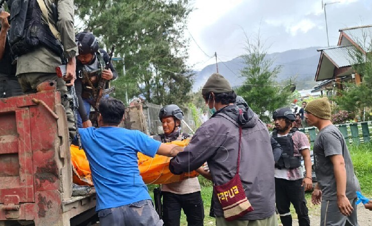 EVAKUASI | Korban penembakan saat dievakuasi menuju Puskesmas Ilaga, Puncak, Papua. (Foto: Ist/Seputarpapua)