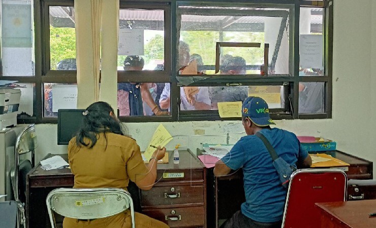 LAMARAN | Suasana petugas Disnaker saat menerima berkas dari pelamar FGP PT Freeport Indonesia. (Foto: Kristin Rejang/Seputarpapua)